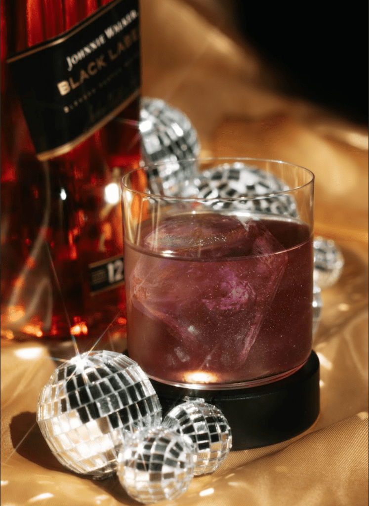 El regalo más cool para cerrar el año: el kit de cocteles de Johnnie Walker que transforma cualquier reunión en planazo navideño 33 Screenshot at Dec 24 11 17 12