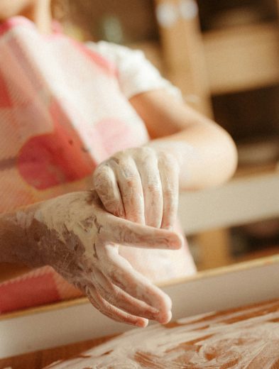 Pequeños chefs, grandes cambios: 3 claves para enseñar a los niños a valorar la comida en casa 40 Fotografia Stock Unsplash Manos Nino Cocinando