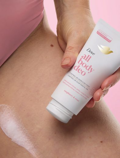 Revolución dermo-cosmética para el cuerpo: Dove agita el mercado del cuidado personal con su nueva línea All Body Deo potenciada con Niacinamida y Glicerina 26 FOTO ABD 4 Large
