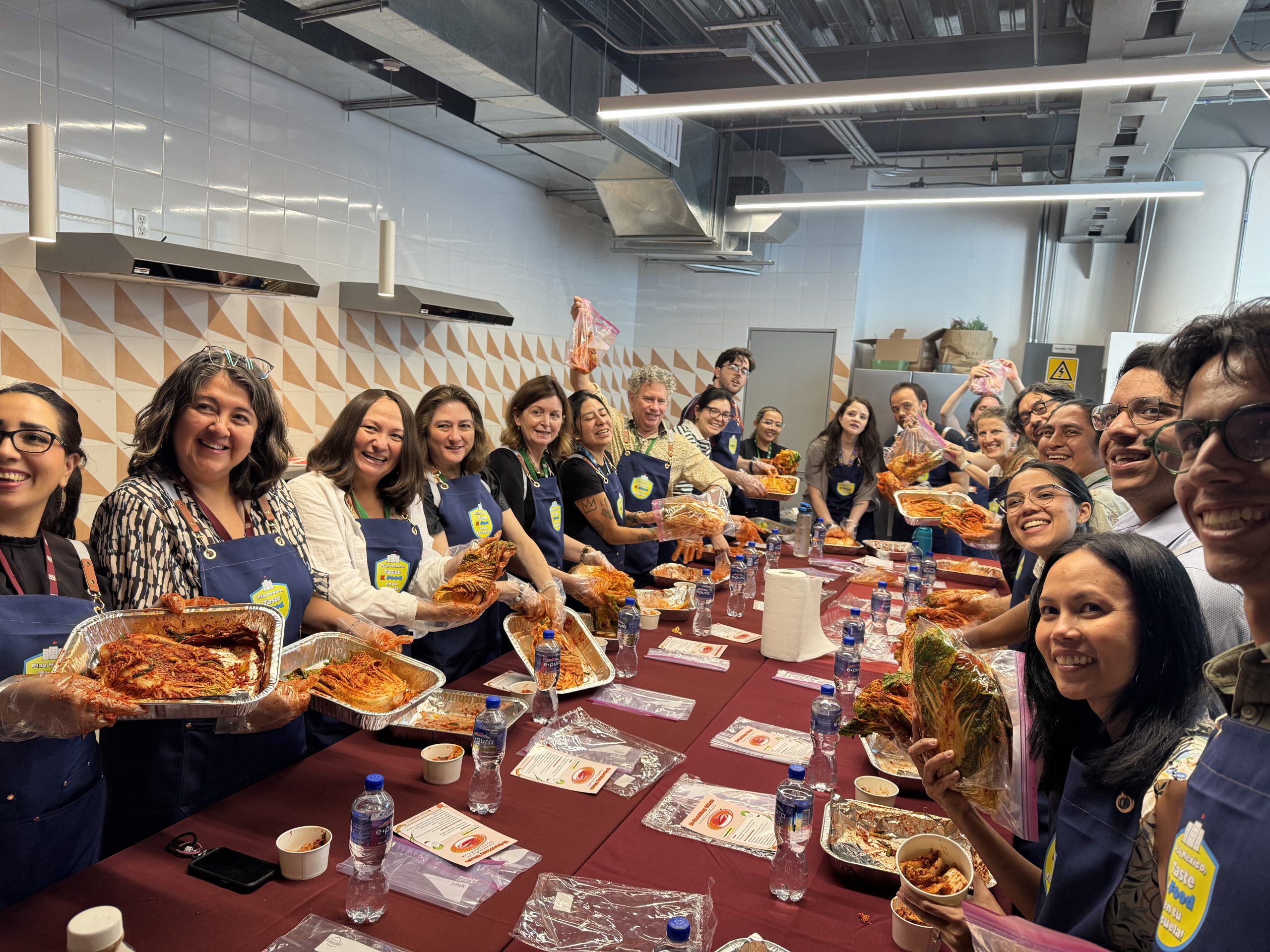 ¡Fiebre coreana en las aulas! aT y ASF transforman la escuela con un taller de kimchi y un festival gastronómico inmersivo de K-Food 31 KakaoTalk Photo 2026 05 18 20 33 00 scaled