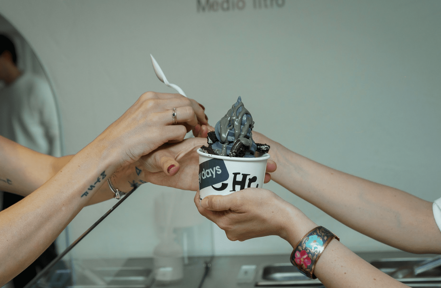 El gris tiene sabor: New Balance y Berrinche lanzan un helado edición especial por Grey Days 31 Screenshot at May 11 17 43 01