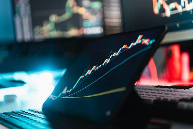 ¡México en la cuerda floja! Banxico congela los recortes de tasa y Moody's nos deja a un paso de perder el grado de inversión 35 jakub zerdzicki ynllMMWBdi0 unsplash