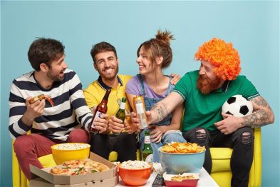 ¡Cuidado con el marcador en tu salud! Por qué el Mundial puede costarte hasta 7 kilos 39 Comida amigos MundialFreePik