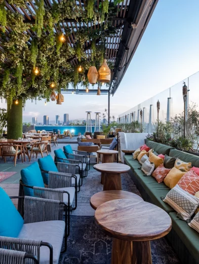 El arte de festejar a papá: Guía premium de experiencias sibaritas y escapadas de lujo para el Día del Padre 37 MEXAZ Cabuya Rooftop Blue Sky