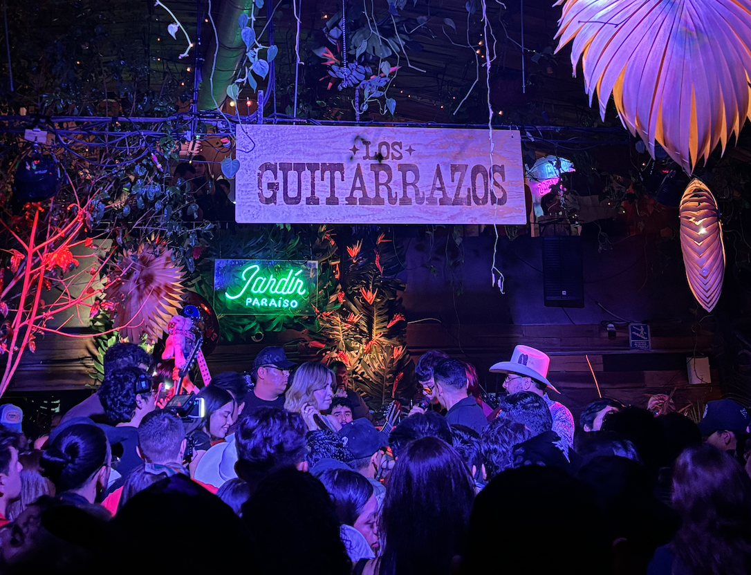 El rugido del agave y las cuerdas: Tequila Espolón y Guitarrazos consagran la vida nocturna con Jorge Celedón y Tony Aguirre en la CDMX 30 Screenshot at Jun 03 15 36 12