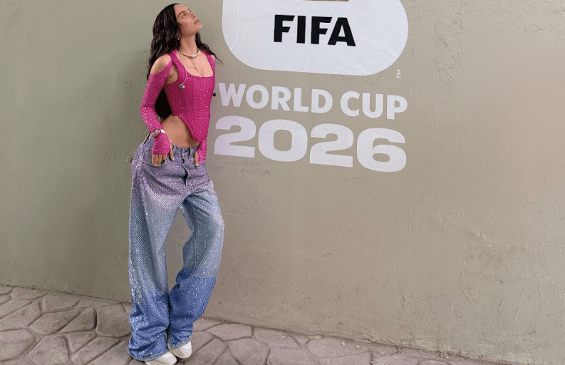 Belinda deslumbra con el denim más exclusivo del Mundial: ¡Cristales y estilo en la inauguración! 37 Screenshot at Jun 12 10 37 05
