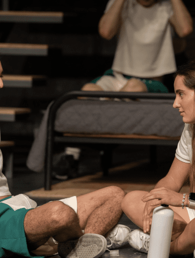 “¿Qué significa ser suficiente?”: Fernanda Monroy lleva al escenario una obra que confronta la ansiedad, las expectativas y las heridas familiares 33 Screenshot at Jun 22 13 27 45