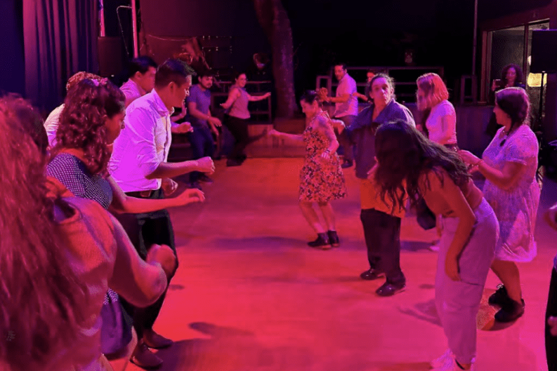 ¿El baile del siglo pasado que está conquistando a la CDMX? Te presentamos el Lindy Hop 40 Screenshot at Jun 22 14 33 48