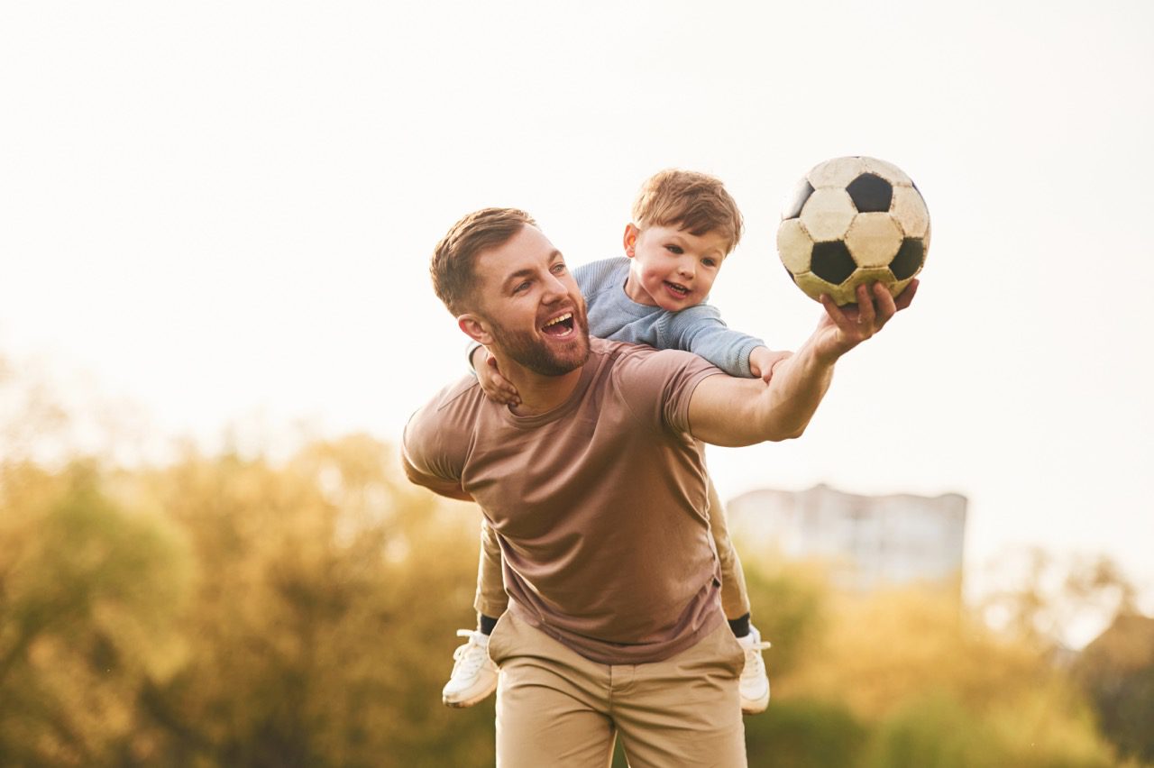 El legado más grande: Cómo el amor por el fútbol une a padres e hijos 31 real football soccer ball happy father with son are 65571917 Large