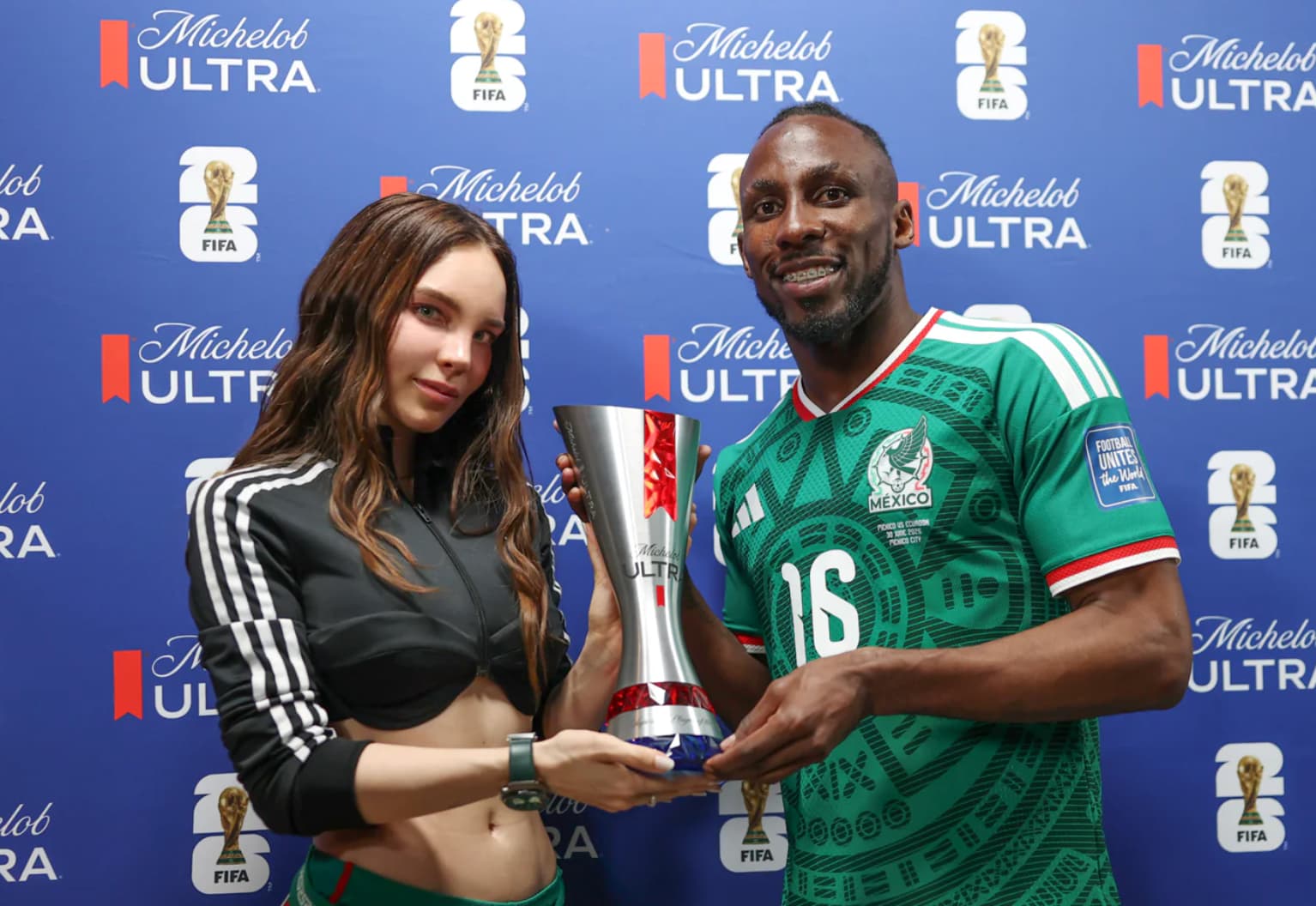 Belinda y Michelob Ultra celebran la grandeza: Julián Quiñones es el "Superior Player of the Match" 25 Michelob thunder