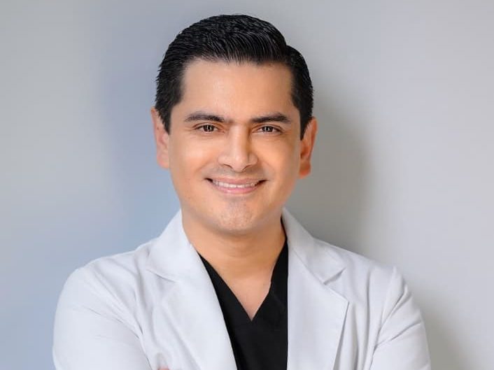 El Dr. Fernando Cravioto explica por qué cada vez más mujeres deciden retirar sus implantes mamarios 37 dr Fernando Cravioto thunder nomada