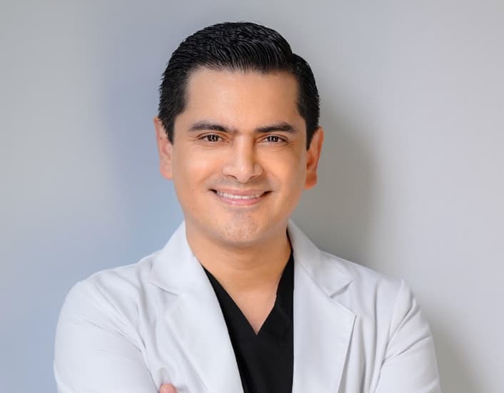 El Dr. Fernando Cravioto explica por qué cada vez más mujeres deciden retirar sus implantes mamarios 25 dr Fernando Cravioto thunder nomada