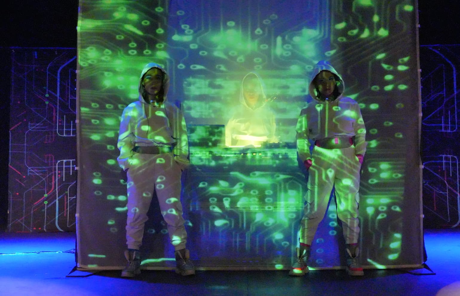 ¿La inteligencia artificial nos está volviendo absurdos? “Tonter I.A.” lleva al escenario el choque entre humanos y máquinas 25 image 6 3