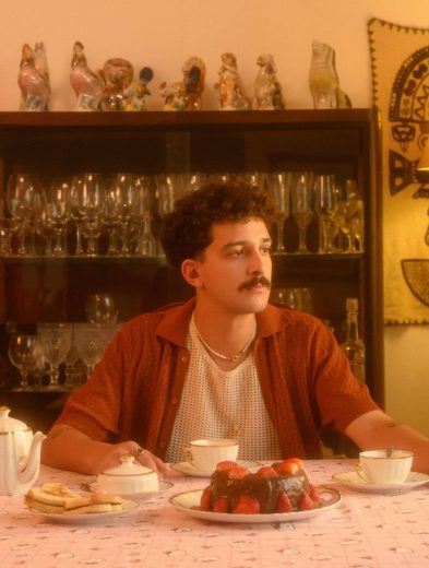 Samuel Amaro fusiona city pop y nostalgia en el videoclip de "Eu Ia" 27 image 3
