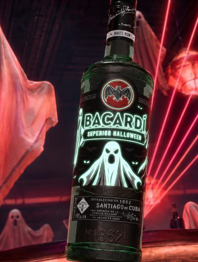 El misterio y la fiesta se apoderan de las brisas de octubre: Bacardí regresa para transformar el Halloween con una botella que brilla en la oscuridad 26 image 1 14