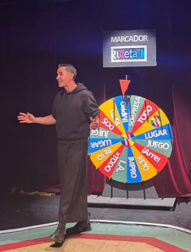 Risas sin guion y al ritmo de la suerte: “La Ruleta Impro” transforma El Círculo Teatral en una divertida fiesta de comedia interactiva 33 image 9 6